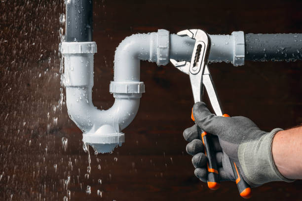 Professional Emergency Plumber technician working in Peru, IL
